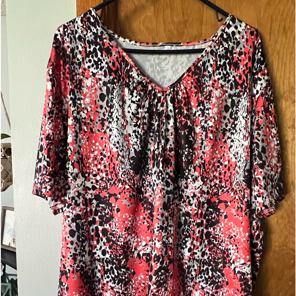 Red, Black, White very soft flowy top. Tag says a size 5X…. Fits like a 3X.